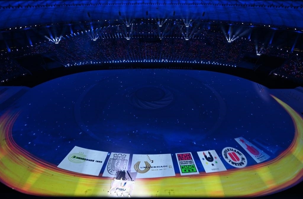 7月28日，國際大學(xué)生體育聯(lián)合會(huì)會(huì)旗在開幕式上入場。新華社記者劉磊攝