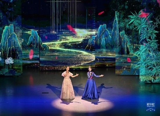 7月29日，演員在聯(lián)歡會現(xiàn)場演唱。新華社記者 蔡湘鑫 攝