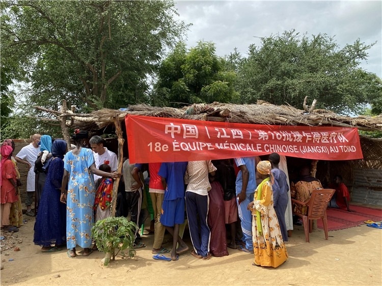 圖為草棚下的就診患者。中國(guó)駐乍得醫(yī)療隊(duì)供圖