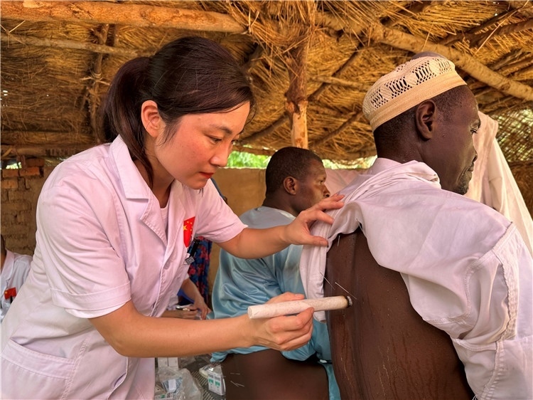 圖為吉安市中心人民醫(yī)院中醫(yī)科副主任醫(yī)師王李妮為患者進(jìn)行針灸治療。中國(guó)駐乍得醫(yī)療隊(duì)提供