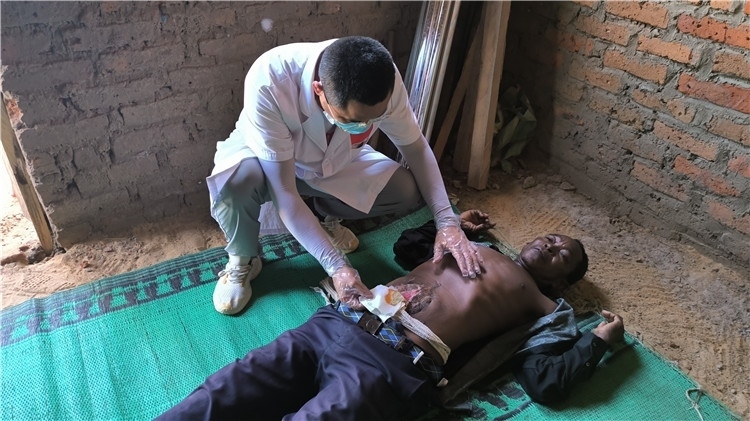 圖為南昌大學(xué)第二附屬醫(yī)院胃腸外科主治醫(yī)師周智勇檢查切口疝患者。中國(guó)駐乍得醫(yī)療隊(duì)供圖