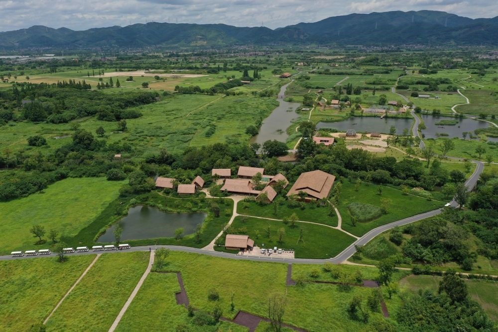 這是在浙江省杭州市余杭區(qū)拍攝的良渚古城遺址公園（2022年7月6日攝，無人機照片）。新華社記者 黃宗治 攝