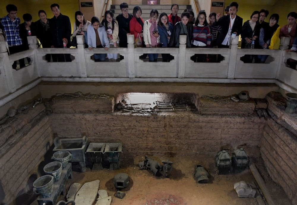 游客在河南安陽殷墟宮殿宗廟遺址內(nèi)的婦好墓參觀（2018年10月12日攝）。新華社記者 李安 攝