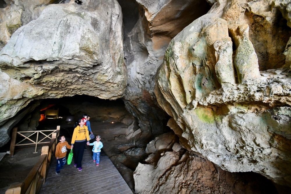游人在位于福建省三明市三元區(qū)巖前鎮(zhèn)的萬壽巖遺址船帆洞游覽（2020年4月9日攝）。新華社記者 姜克紅 攝