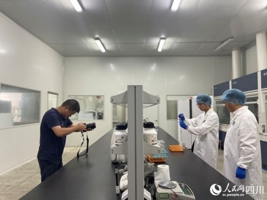 記者在位于成都市大邑縣的海光食品有限公司進(jìn)行采訪。人民網(wǎng)記者 何旭攝