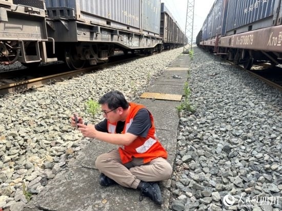 記者在成都北編組站編組場(chǎng)拍攝。人民網(wǎng)記者 王紹紹攝