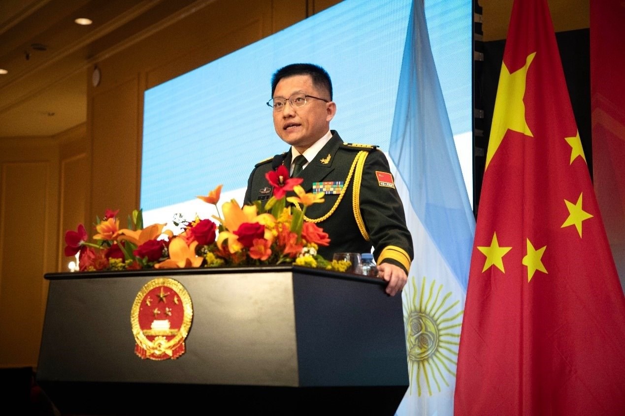 中國駐阿根廷大使館武官劉淼大校致辭。中國駐阿根廷大使館供圖
