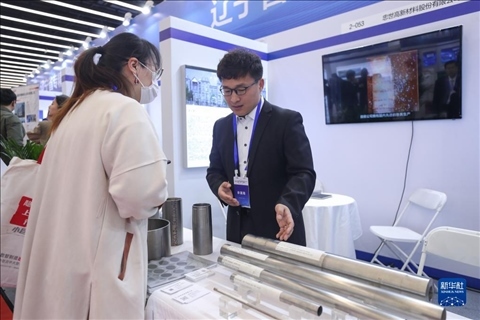 4月8日，參展商在2023中國中小企業(yè)發(fā)展大會“專精特新”中小企業(yè)展覽會上向觀眾介紹產(chǎn)品。新華社記者 龍雷 攝