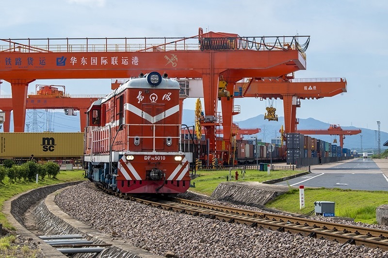 △2023年7月25日，在浙江省金華市華東國際聯(lián)運港，一輛“義新歐”中歐班列裝載著110個標(biāo)箱日用百貨、家用電器、家裝材料等貨物，啟程駛向哈薩克斯坦。