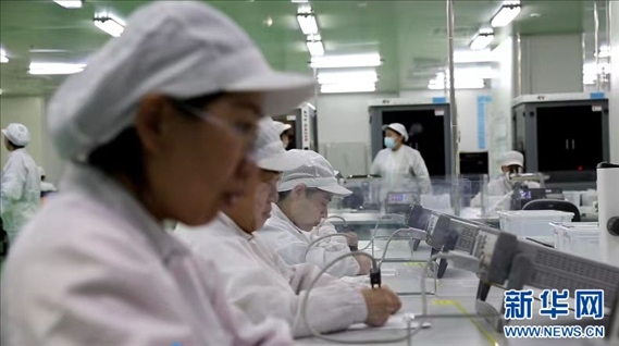 工人在大連達(dá)利凱普科技股份公司生產(chǎn)車間工作。新華網(wǎng)發(fā)