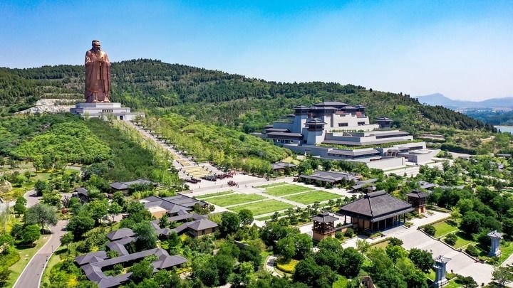 這是2023年6月8日拍攝的山東省曲阜市尼山圣境（無(wú)人機(jī)照片）。新華社記者 郭緒雷 攝