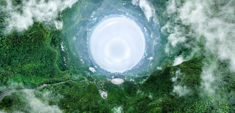 6月22日拍攝的“中國天眼”全景（維護(hù)保養(yǎng)期間拍攝，無人機(jī)全景拼接照片）。新華社記者 歐東衢 攝