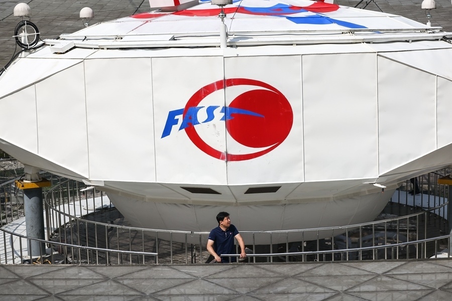 2022年8月25日，F(xiàn)AST運(yùn)行和發(fā)展中心常務(wù)副主任、總工程師姜鵬在饋源艙前（維護(hù)保養(yǎng)期間拍攝）。新華社記者 歐東衢 攝