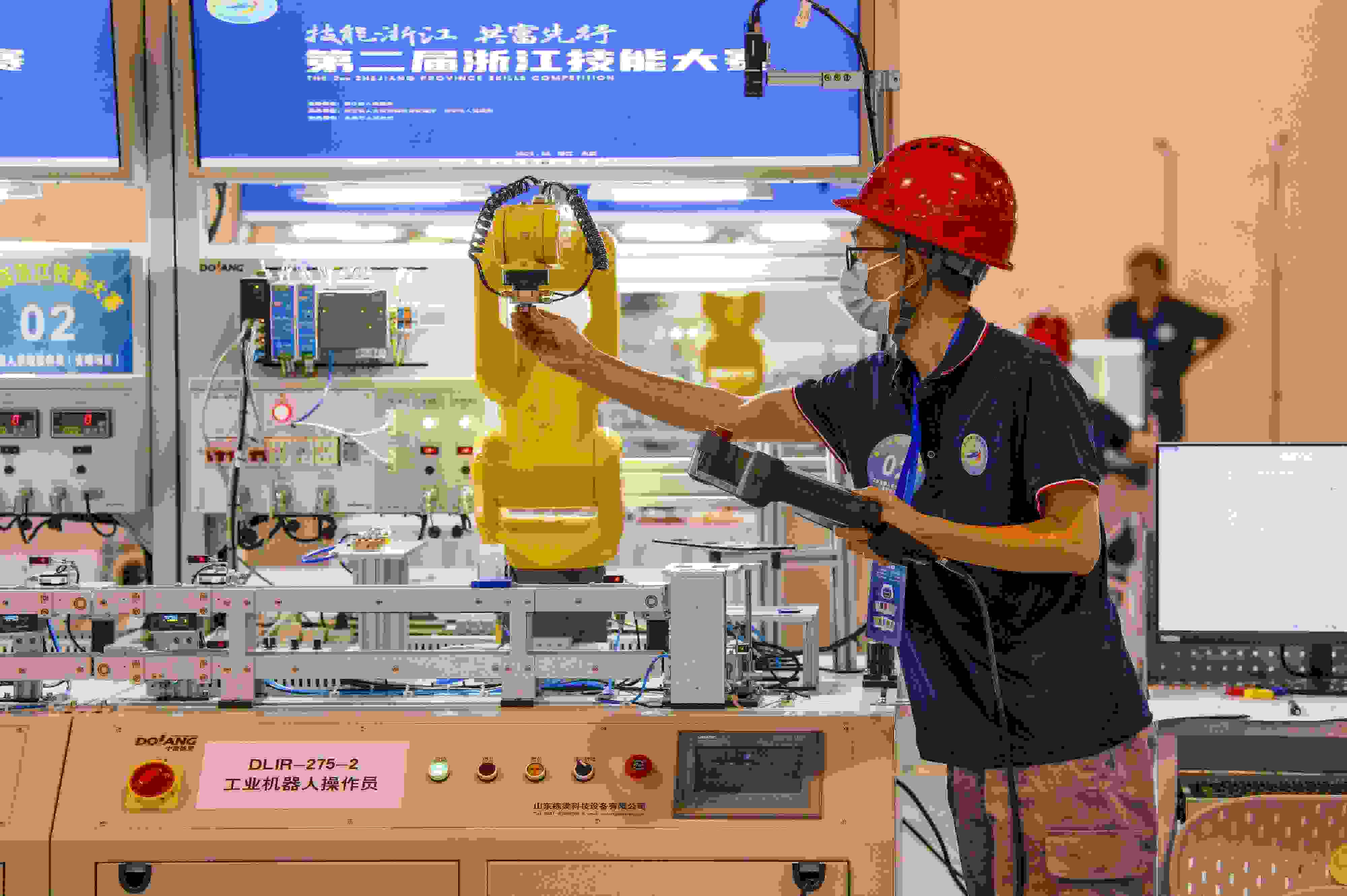 2023年6月19日，第二屆浙江技能大賽在永康市國(guó)際會(huì)展中心舉行。參賽選手在進(jìn)行工業(yè)機(jī)器人系統(tǒng)操作員項(xiàng)目比賽。