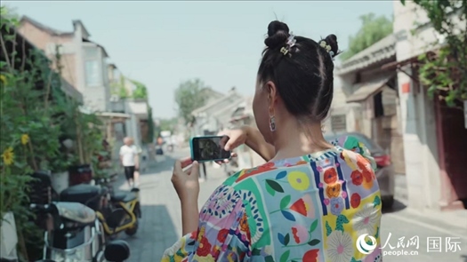 柳芭在胡同里采風(fēng)。人民網(wǎng) 張若涵攝