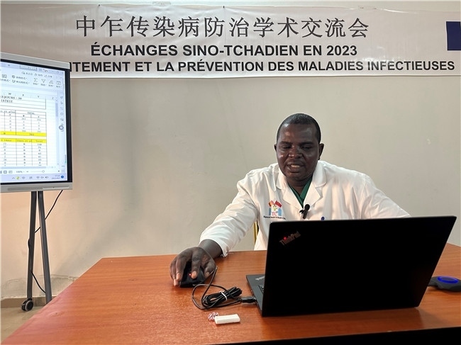 圖為中乍友誼醫(yī)院兒科護(hù)士長(zhǎng)穆罕默德·阿米勒·阿里授課。中國(guó)援乍得醫(yī)療隊(duì)供圖