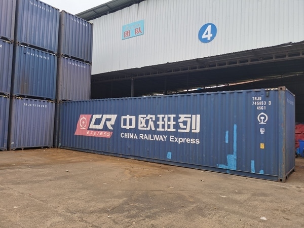 即將以“中老鐵路+中歐班列”模式過(guò)境運(yùn)輸?shù)募b箱。朱益孝攝