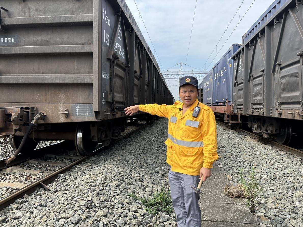 劉偉在向記者介紹檢車注意事項。人民網(wǎng) 王紹紹攝