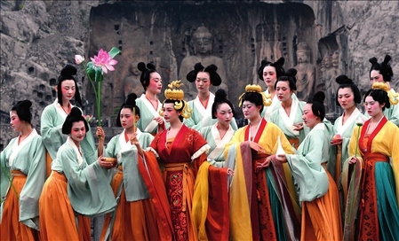 演員在洛陽(yáng)龍門石窟景區(qū)禮佛臺(tái)演繹《文昭皇后禮佛圖》（2021年4月25日攝）李安攝 / 本刊