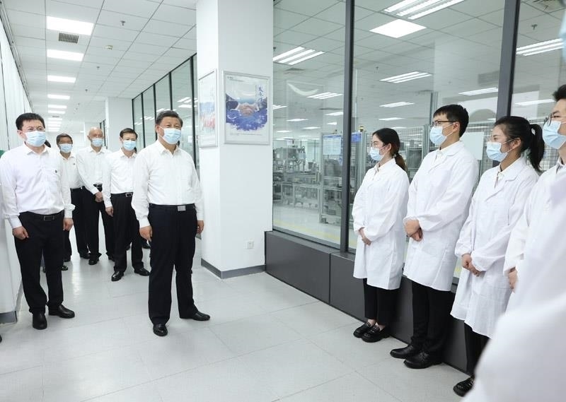 2023年7月6日，習近平總書記在江蘇南京市考察南瑞集團有限公司，同年輕研發(fā)人員親切交流。