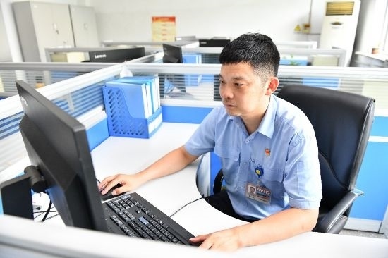 工作中的康凱。航空工業(yè)沈飛供圖