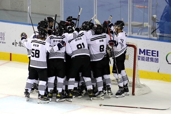 內蒙古隊球員慶祝比賽勝利。人民網(wǎng)記者 胡雪蓉攝