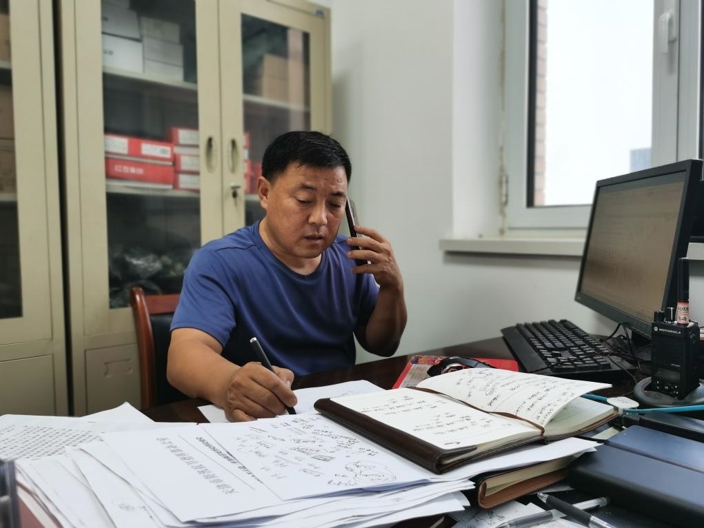 曾田榮正在辦公室內(nèi)工作。新華社記者 孫凡越 攝