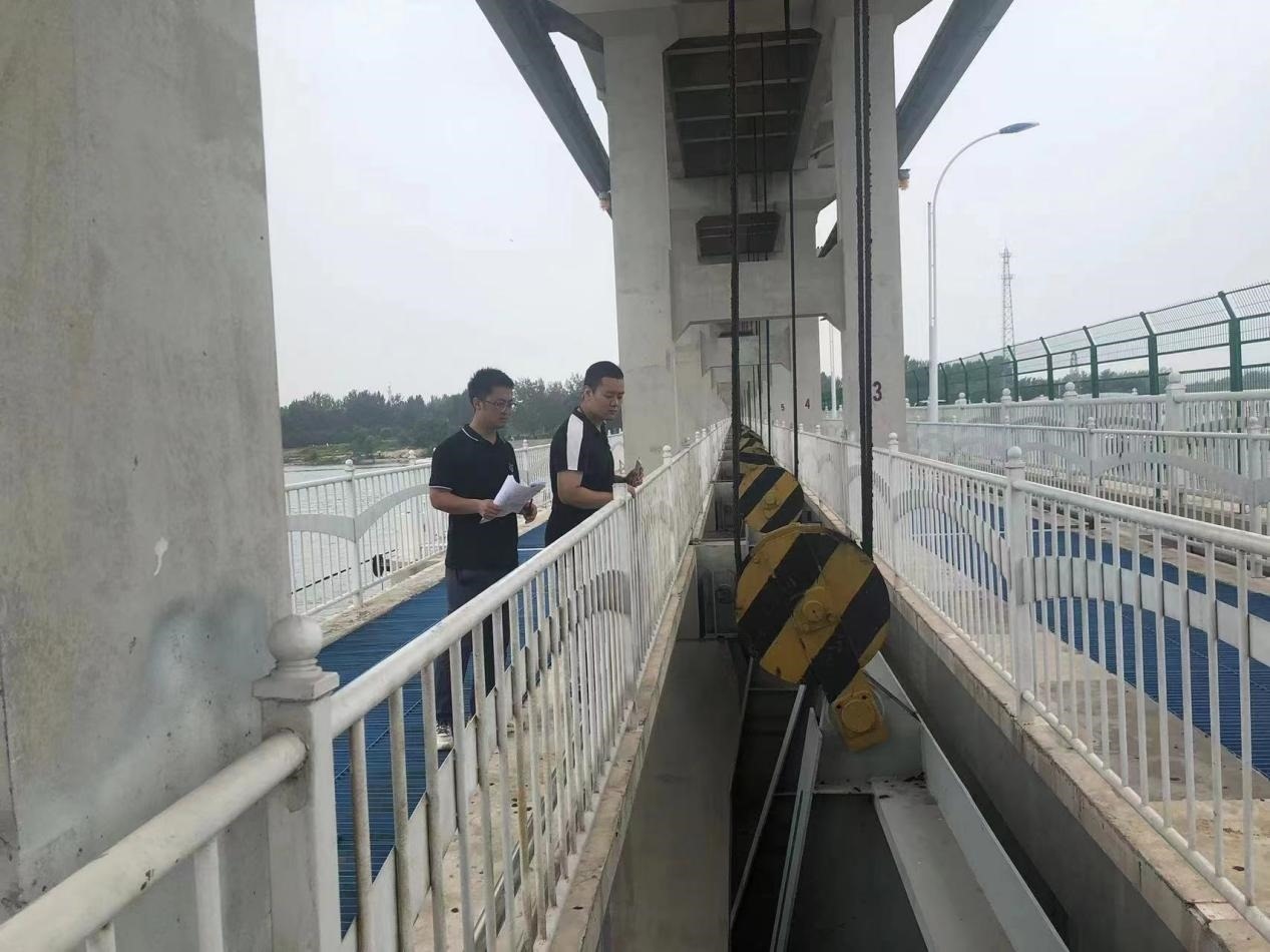 海委海河下游管理局獨(dú)流減河進(jìn)洪閘管理處工作人員檢查水閘閘門啟閉機(jī)。受訪者供圖