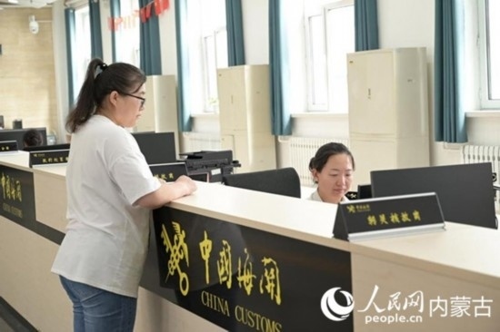 代理報(bào)關(guān)企業(yè)正在滿洲里車站海關(guān)綜合服務(wù)大廳辦理業(yè)務(wù)。人民網(wǎng) 寇雅楠攝