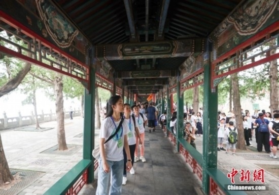 圖為學員們游覽長廊。<a target='_blank' href='/'><p align=