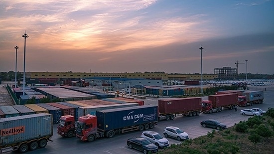 石家莊國際陸港內整裝待發(fā)的集裝箱。 石家莊國際陸港供圖