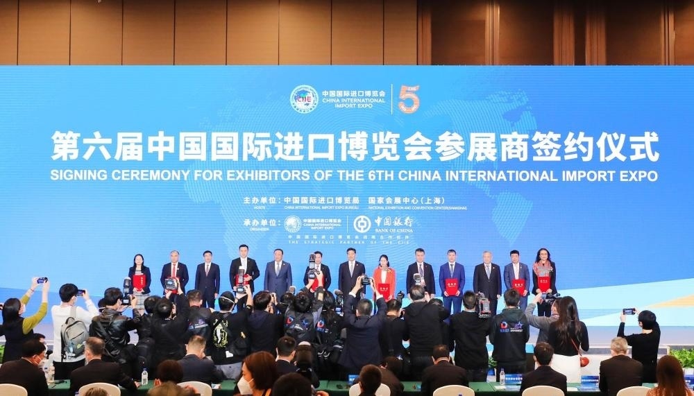 2022年11月6日，2022年中國國際進口博覽會參展商聯(lián)盟大會在上海舉行。這是在大會期間進行的第六屆進博會參展商簽約儀式。新華社記者 方喆 攝