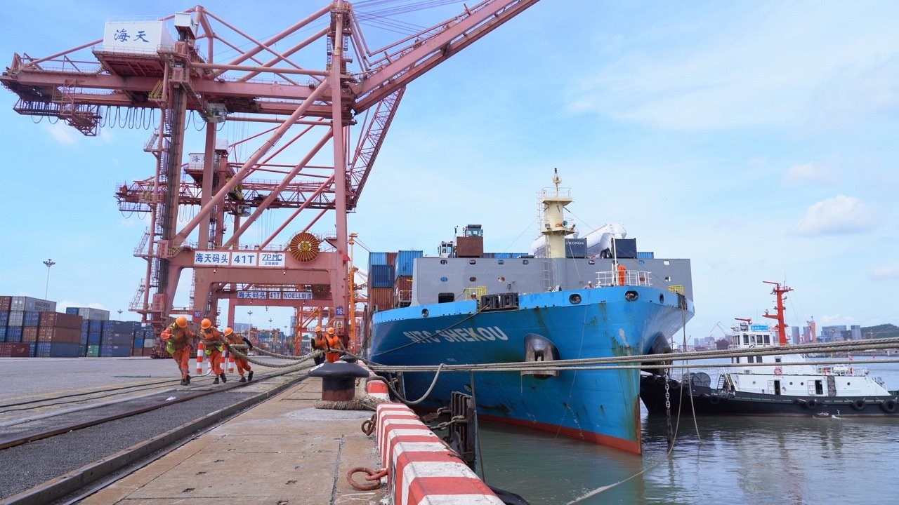 7月22日上午，“絲路海運(yùn)”電商快線“海豐蛇口”輪?？繌B門海天碼頭12號(hào)泊位裝卸集裝箱貨物。人民網(wǎng)記者 蘭志飛攝