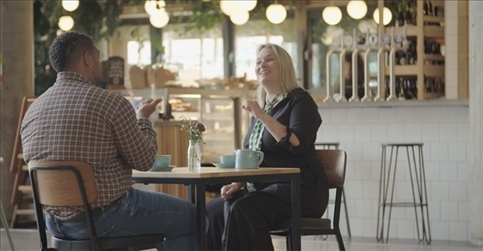 凱茜·瑪格與手語教學(xué)者交流。帕特里克·謝德-西蒙茲攝