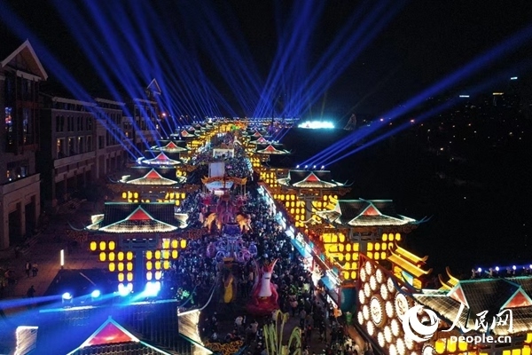 廣西南寧市良慶區(qū)的“南寧之夜”街區(qū)燈火璀璨。人民網(wǎng) 王勇攝