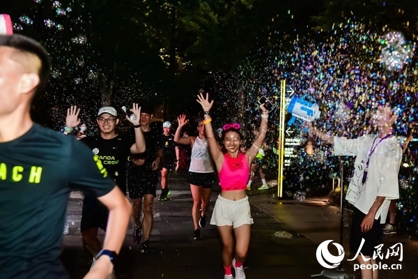 運動愛好者參加上海外灘楓徑NIKE熒光跑。圖片由BFC外灘金融中心提供