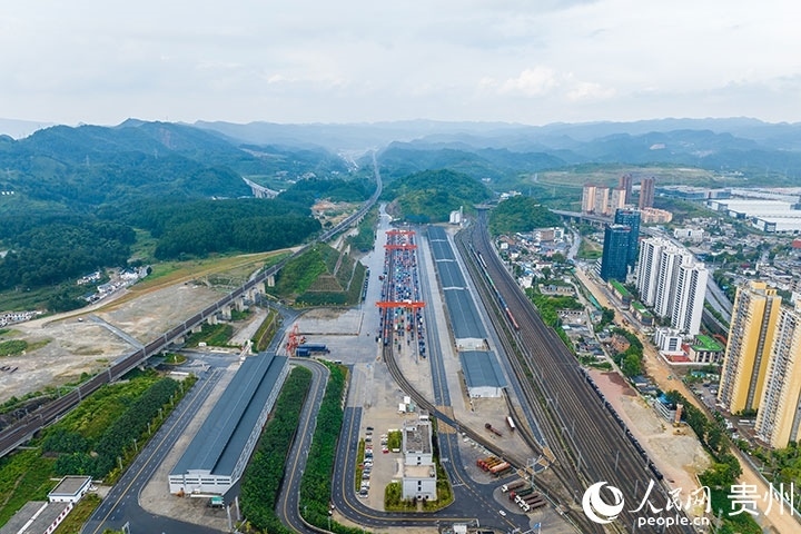 航拍貴陽(yáng)國(guó)際陸港。人民網(wǎng)記者 涂敏攝