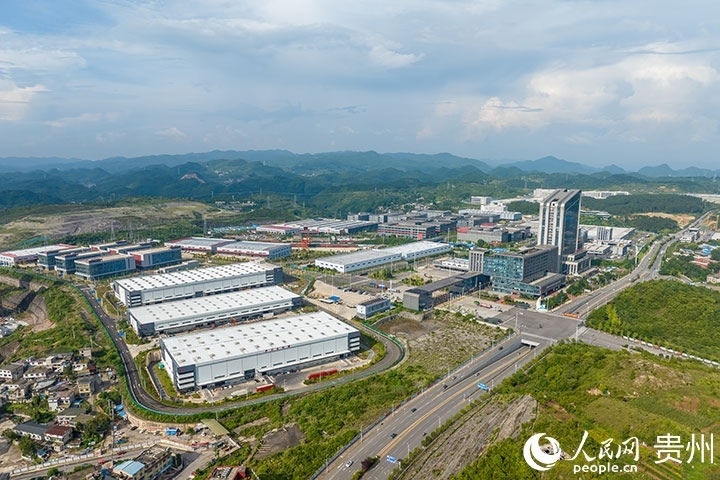 航拍貴陽(yáng)綜保區(qū)。人民網(wǎng)記者 涂敏攝