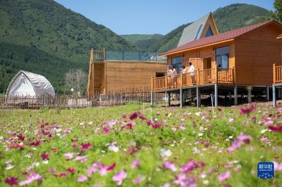 8月12日，游客在寧夏固原市涇源縣大灣鄉(xiāng)楊嶺村的民宿聊天。新華社記者 李旭倫 攝