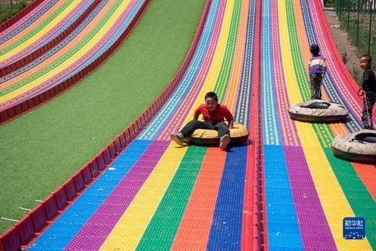 8月12日，小朋友在寧夏固原市涇源縣大灣鄉(xiāng)楊嶺村玩耍。新華社記者 李旭倫 攝