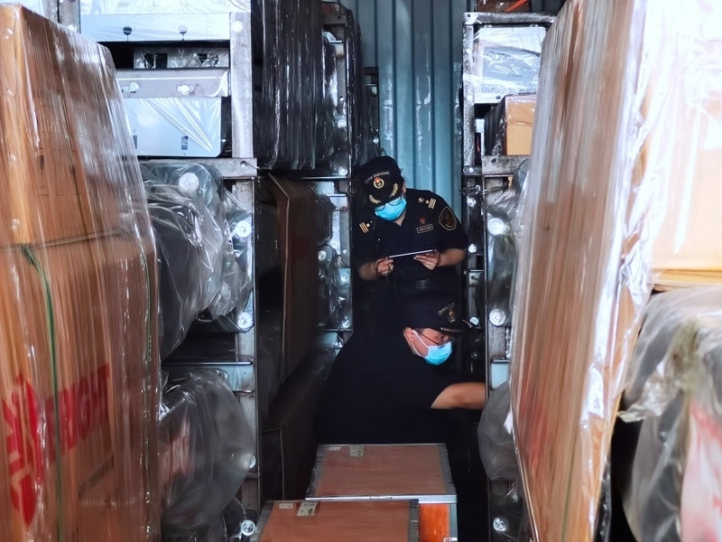 關員利用工業(yè)內窺鏡在集裝箱內進行查驗。人民網(wǎng)記者 栗翹楚攝