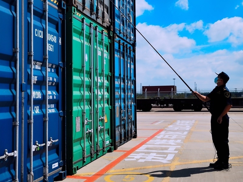 關員利用工業(yè)內窺鏡檢查箱號、鎖號、封志情況。人民網(wǎng)記者 栗翹楚攝