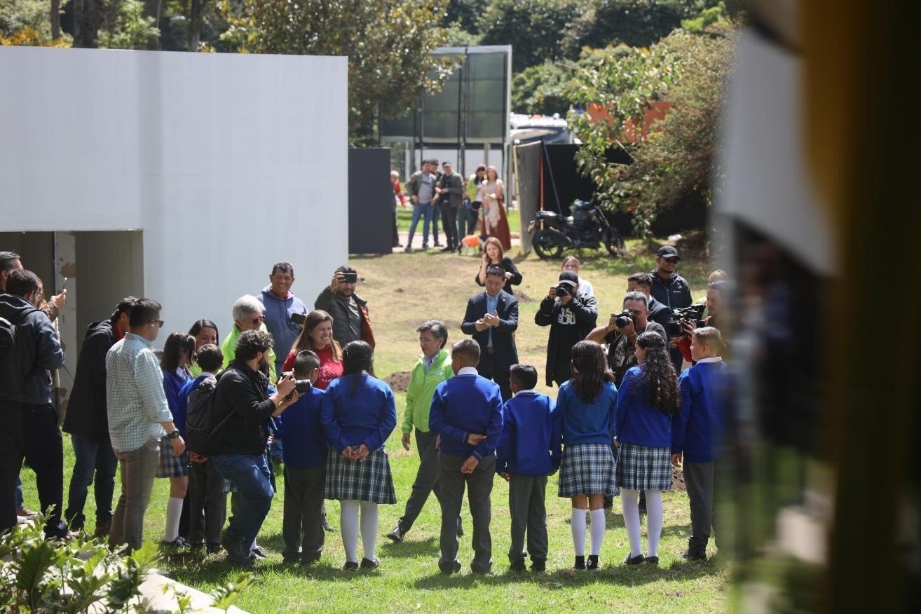 波哥大市長(zhǎng)克勞迪婭·洛佩茲與參加活動(dòng)的學(xué)生代表交流。中國(guó)港灣波哥大地鐵一號(hào)線項(xiàng)目供圖