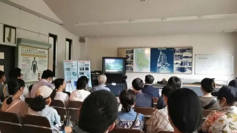 觀看日軍發(fā)動毒氣戰(zhàn)的影像資料。中國駐大阪總領(lǐng)事館供圖