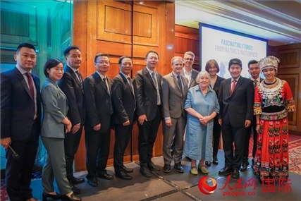 張家界文化旅游推介會部分嘉賓合影。人民網(wǎng) 郭錦標(biāo)攝