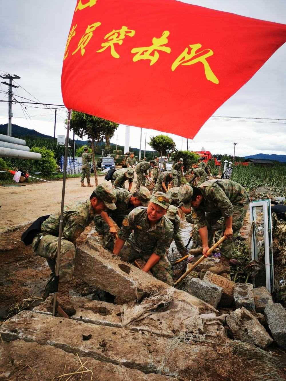 8月7日，陸軍第78集團(tuán)軍某旅組織黨員突擊隊在吉林舒蘭市七里鄉(xiāng)清理路障。新華社發(fā)（劉洋 攝）