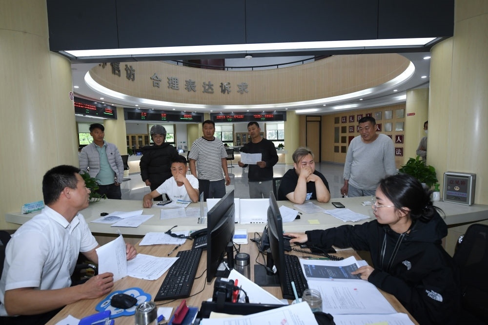 浙江省安吉縣社會治理中心工作人員在處理群眾信訪訴求（5月8日攝）。新華社記者 翁忻旸 攝