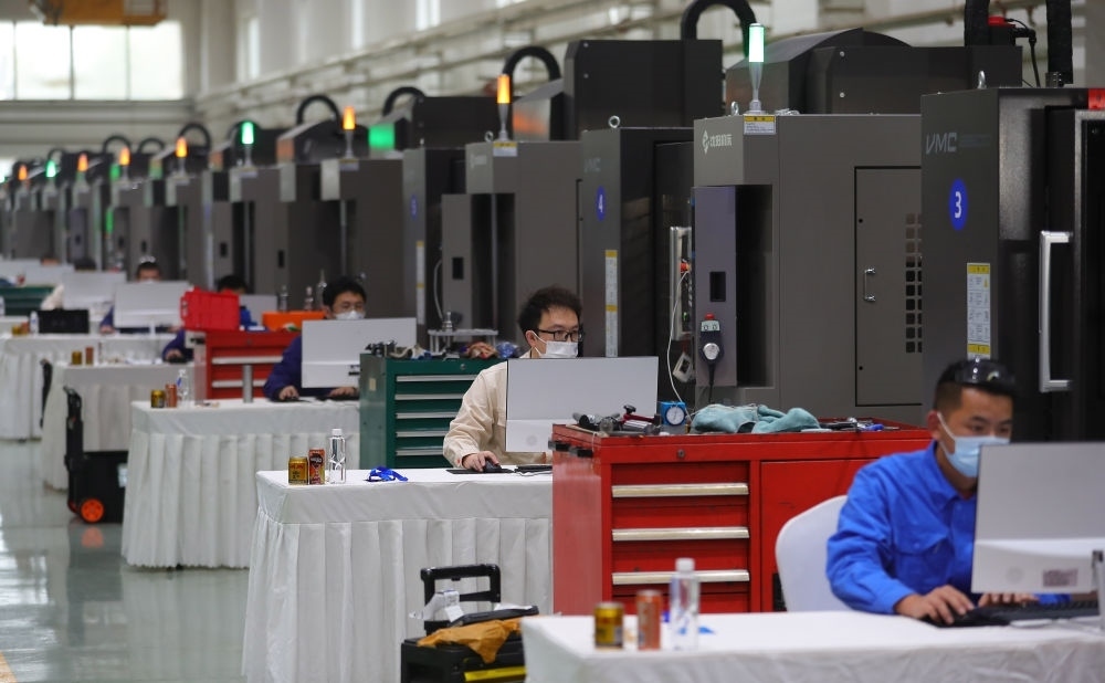 參賽選手在在2022“一帶一路”暨金磚國家技能發(fā)展與技術(shù)創(chuàng)新之“通用技術(shù)杯”數(shù)控多軸加工大賽中比拼（2022年11月10日攝）。新華社記者 楊青 攝