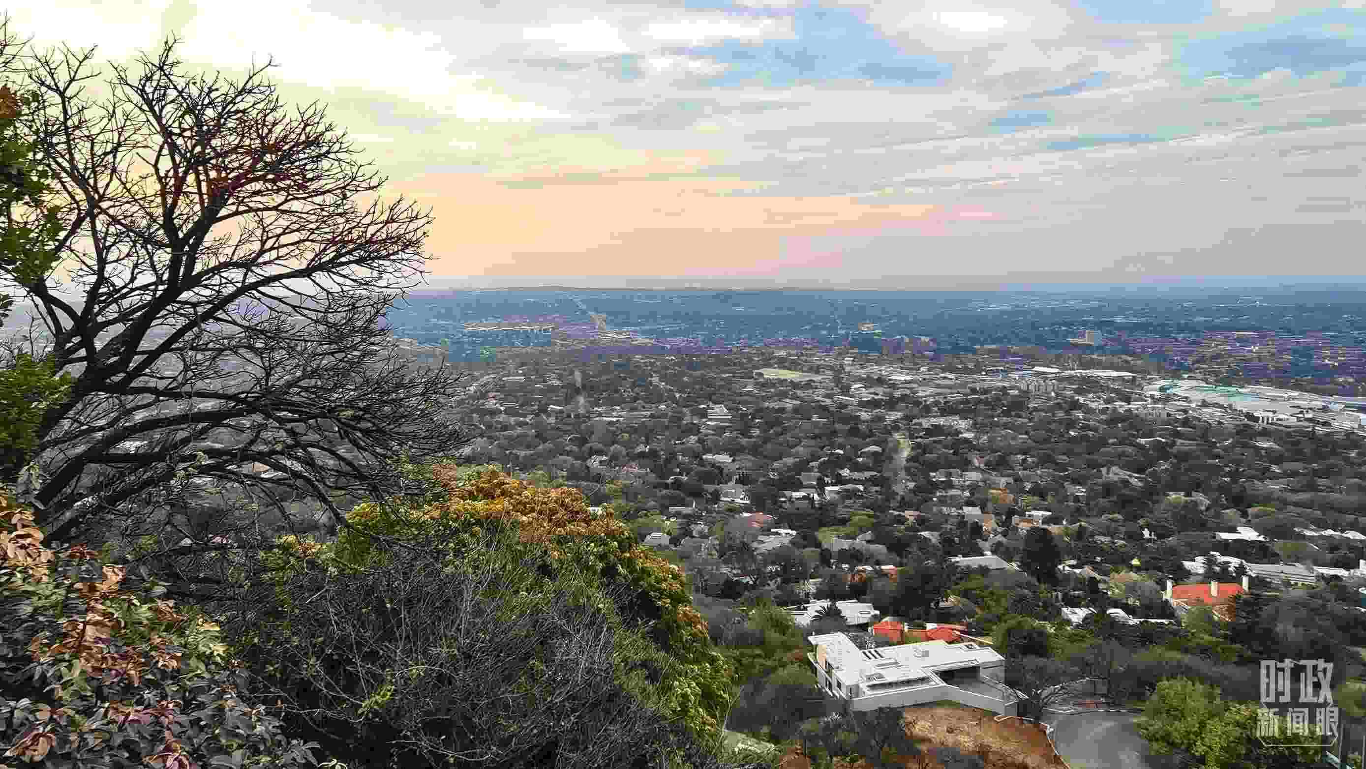 △ 俯瞰南非約翰內(nèi)斯堡。（總臺(tái)央視記者韓銳拍攝）