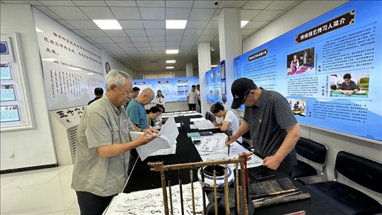 臨潢家園社區(qū)居民在書法練習(xí)室練習(xí)書法。人民網(wǎng)記者 金洪花攝